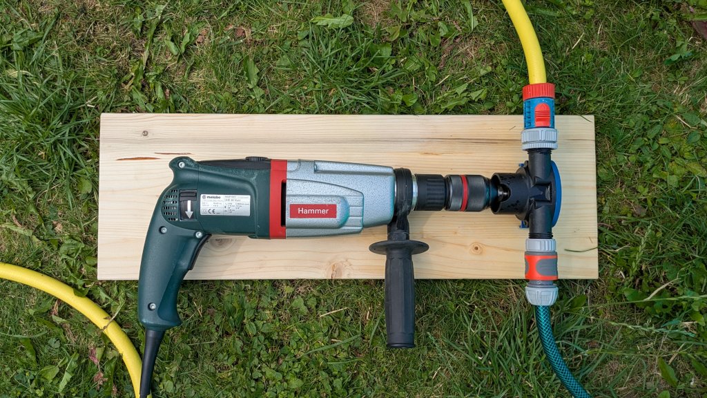 Bohrmaschinenpumpe mit angeschlossener Bohrmaschien und Schläuchen
