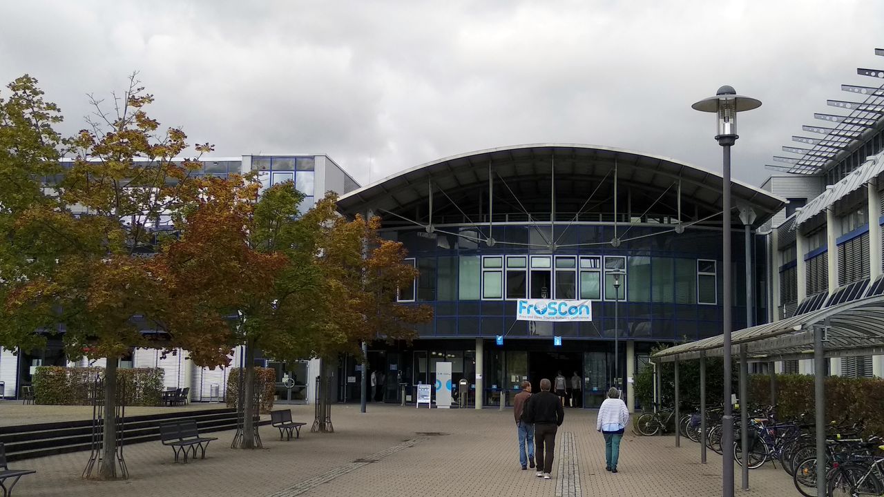 Hochschulgebäude Sankt Augustin mit FrOSCon-Banner