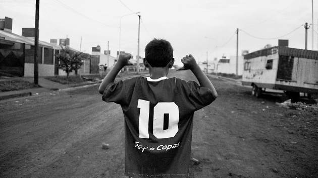 Ein kleiner Junge, der ein zu großes Fußballtrikot mit der Rückennummer 10 trägt