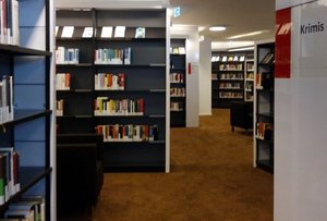 Bücherregale in der Krimi-Abteilung