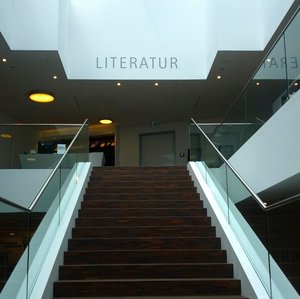 Treppe in der Mauritius-Mediathek, die in den ersten Stock zur Literaturabteilung führt.