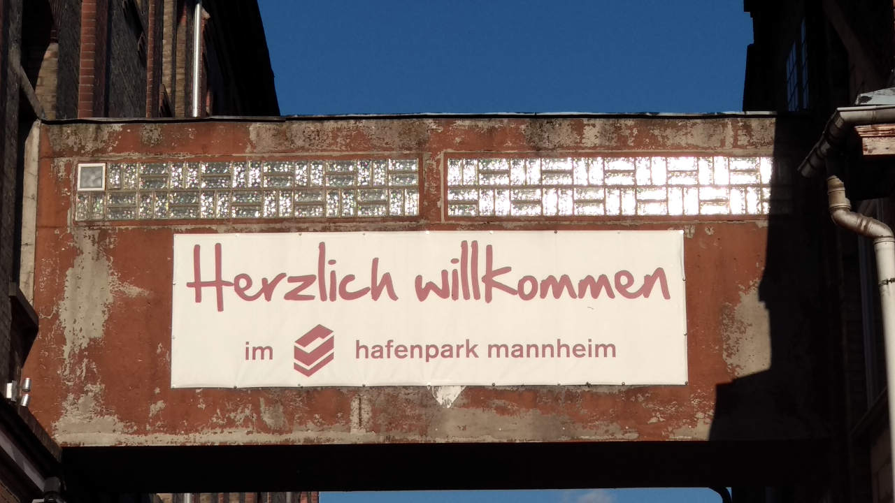 Schild "Herzlich Willkommen im Hafenpark"
