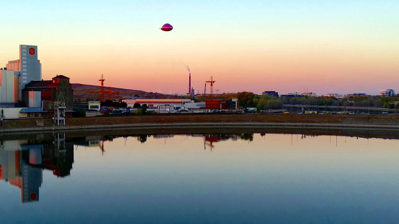Ein Luftballon in Herzform schwebt über dem Mannheimer Industriehafen